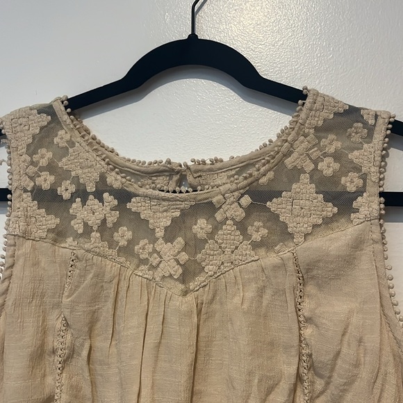 Tank top w/ detailing - Picture 4 of 6